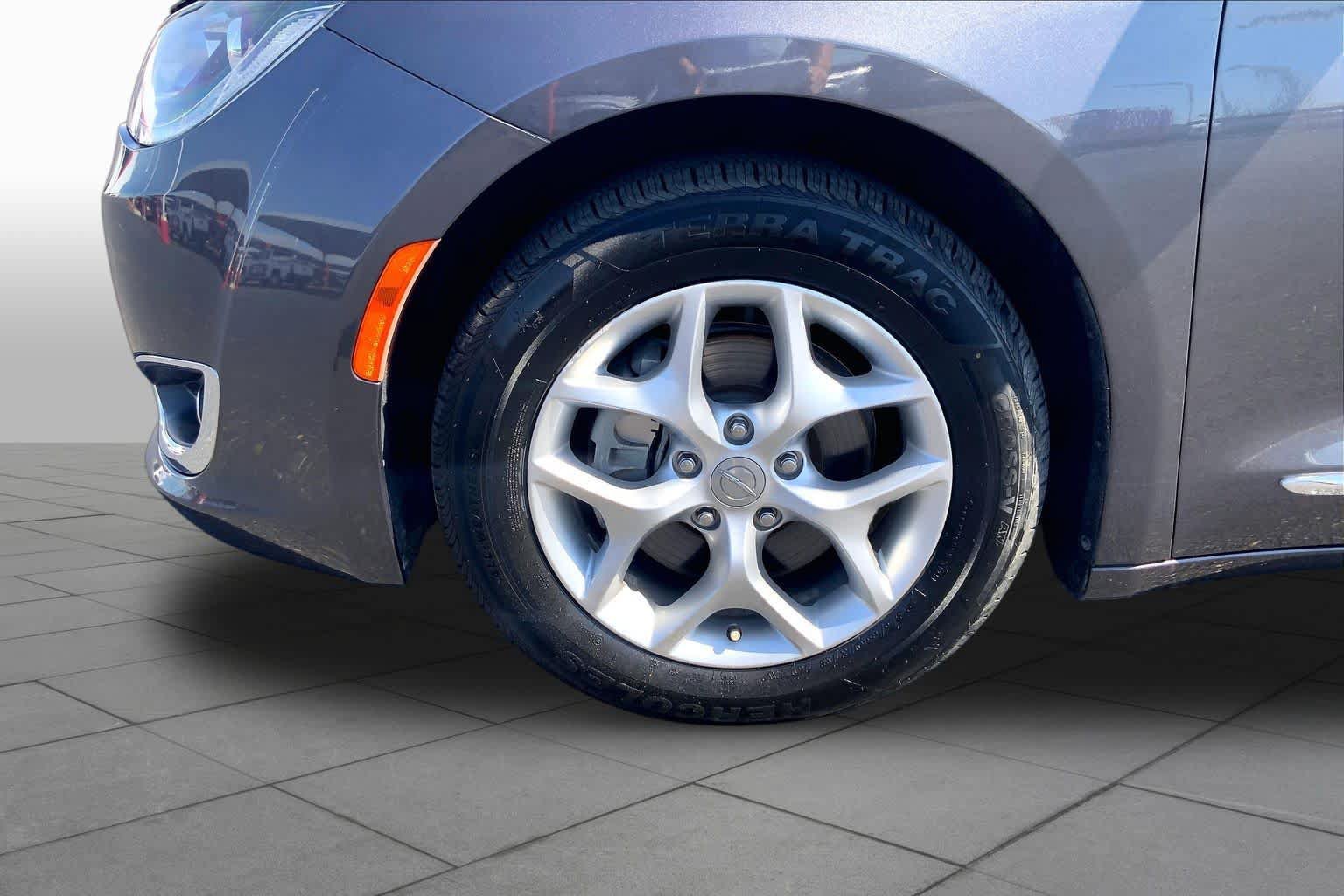 Used 2020 Chrysler Pacifica Limited FWD image 11