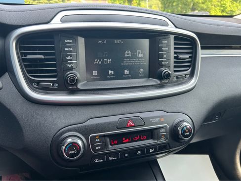 Used 2019 Kia Sorento LX image 13