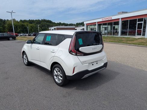 Used 2023 Kia Soul LX w/ LX Technology Package FWD image 3