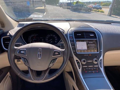Used 2017 Lincoln MKX Select w/ Select Plus Package AWD/4WD image 22