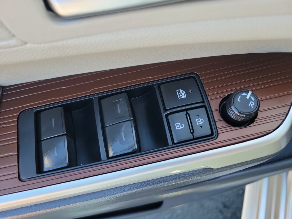 Used 2024 Toyota Sienna XLE FWD image 22