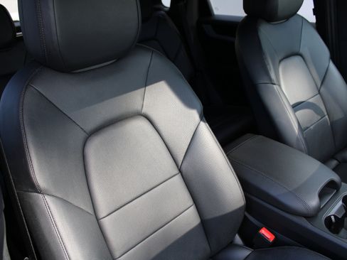 Certified 2025 Porsche Cayenne image 32