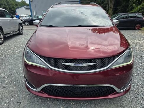 Used 2019 Chrysler Pacifica Limited w/ Advanced Safetytec Group FWD image 2