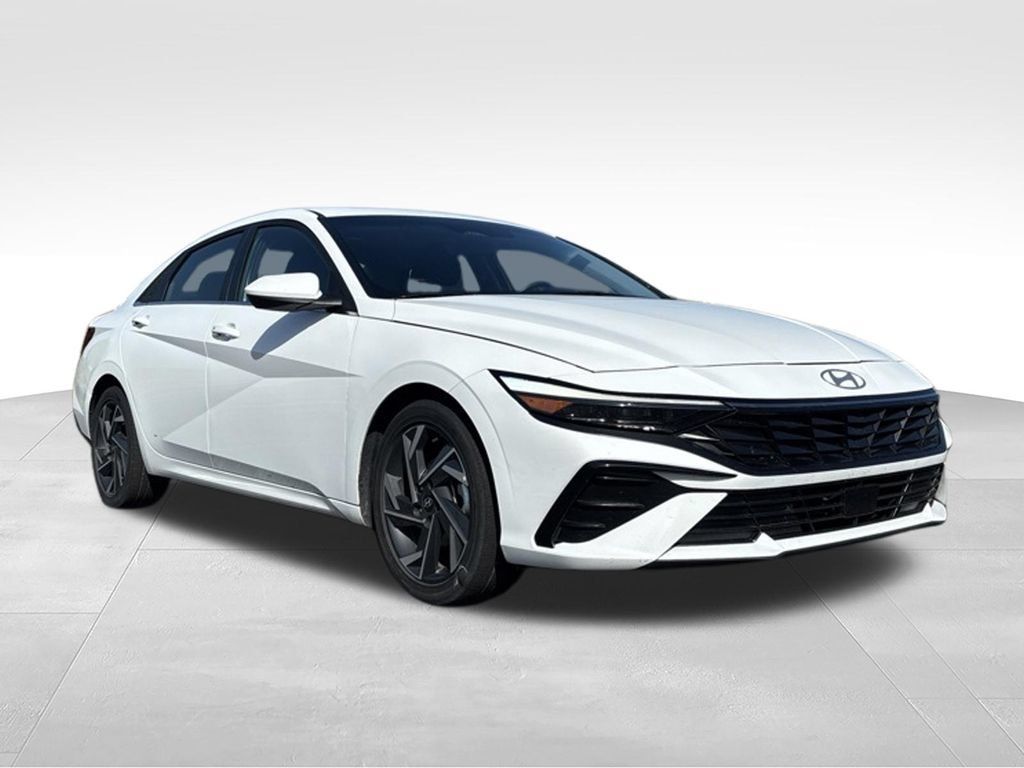Used 2025 Hyundai Elantra SEL FWD image 3