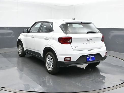 Certified 2025 Hyundai Venue SE image 4