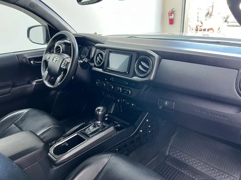 Used 2019 Toyota Tacoma TRD Off-Road AWD/4WD image 18