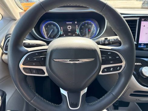 Used 2024 Chrysler Pacifica Touring-L FWD image 2