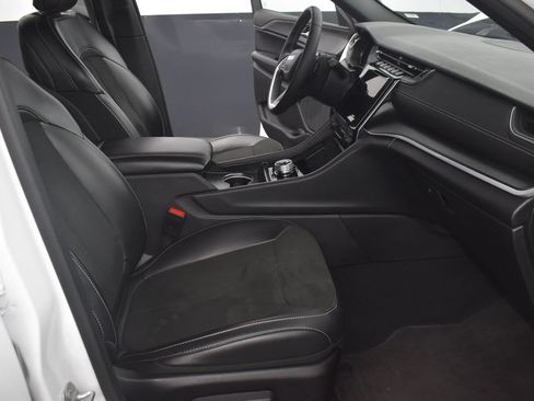Used 2025 Jeep Grand Cherokee Altitude AWD/4WD image 18