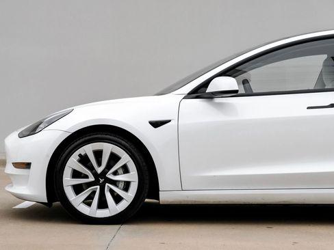 Used 2021 Tesla Model 3 Standard Range Plus RWD image 9