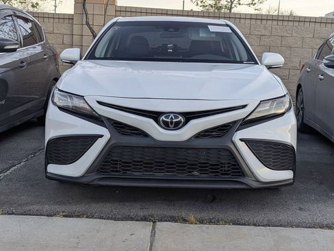 Used 2022 Toyota Camry SE image 2