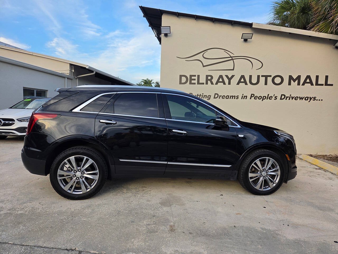 Used 2024 Cadillac XT5 Premium Luxury w/ Technology Package FWD image 4