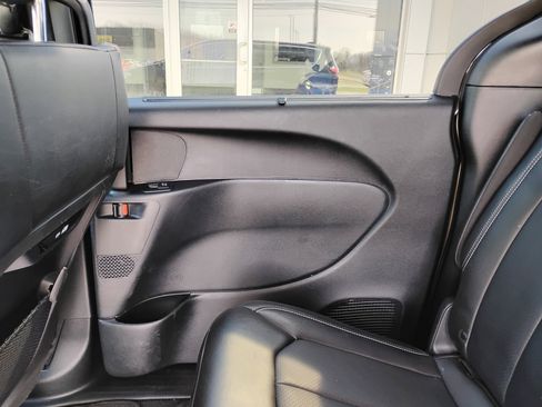 Used 2025 Chrysler Pacifica Select FWD image 16