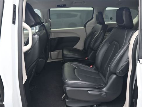 Used 2023 Chrysler Pacifica Touring-L image 17