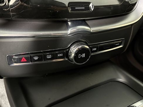 Used 2018 Volvo XC60 T6 Momentum w/ Vision Package image 29