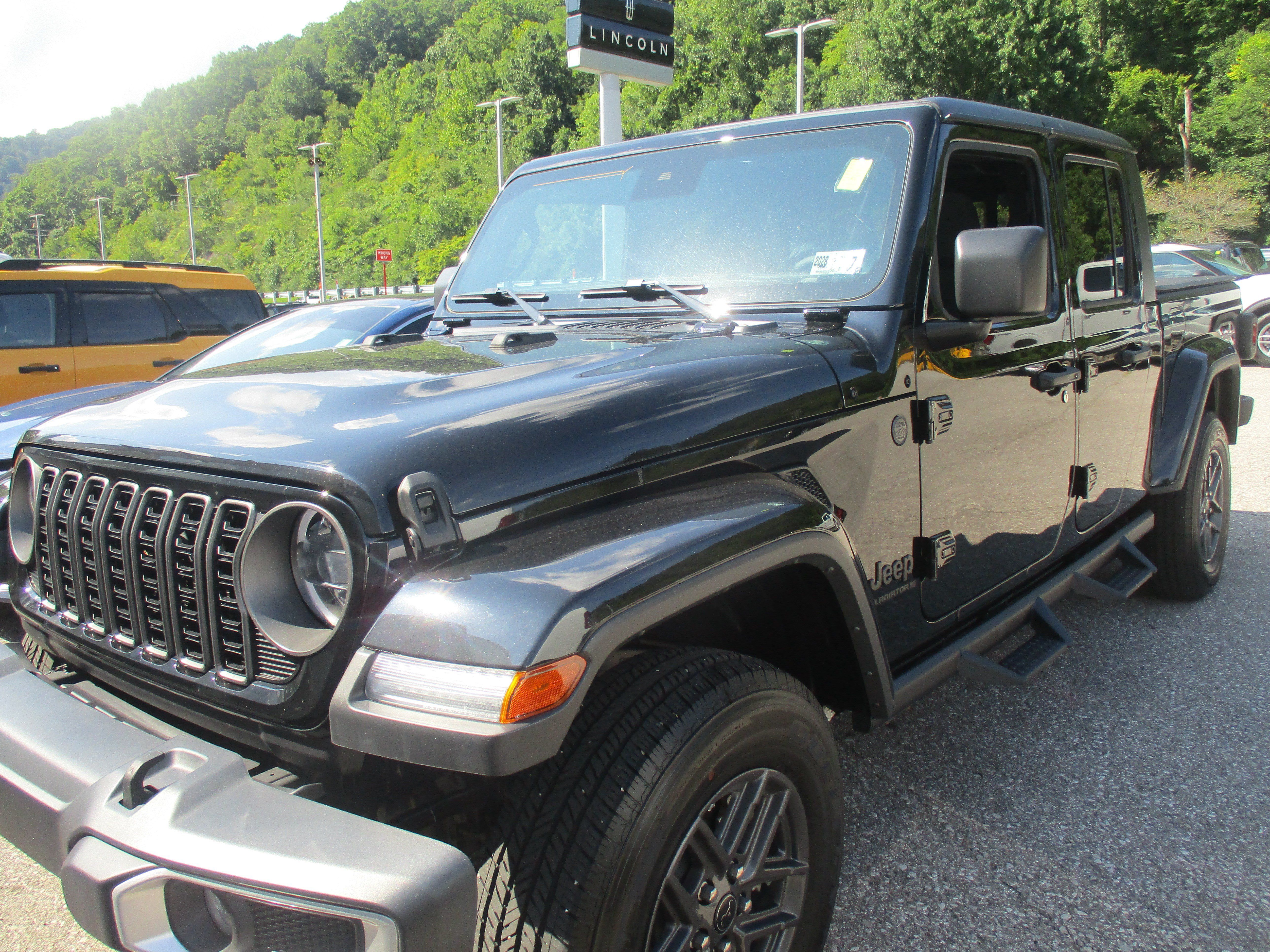 Used 2025 Jeep Gladiator Sport AWD/4WD image 8