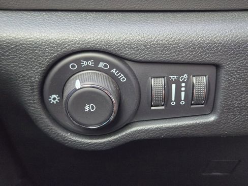 Used 2025 Chrysler Pacifica Select image 29