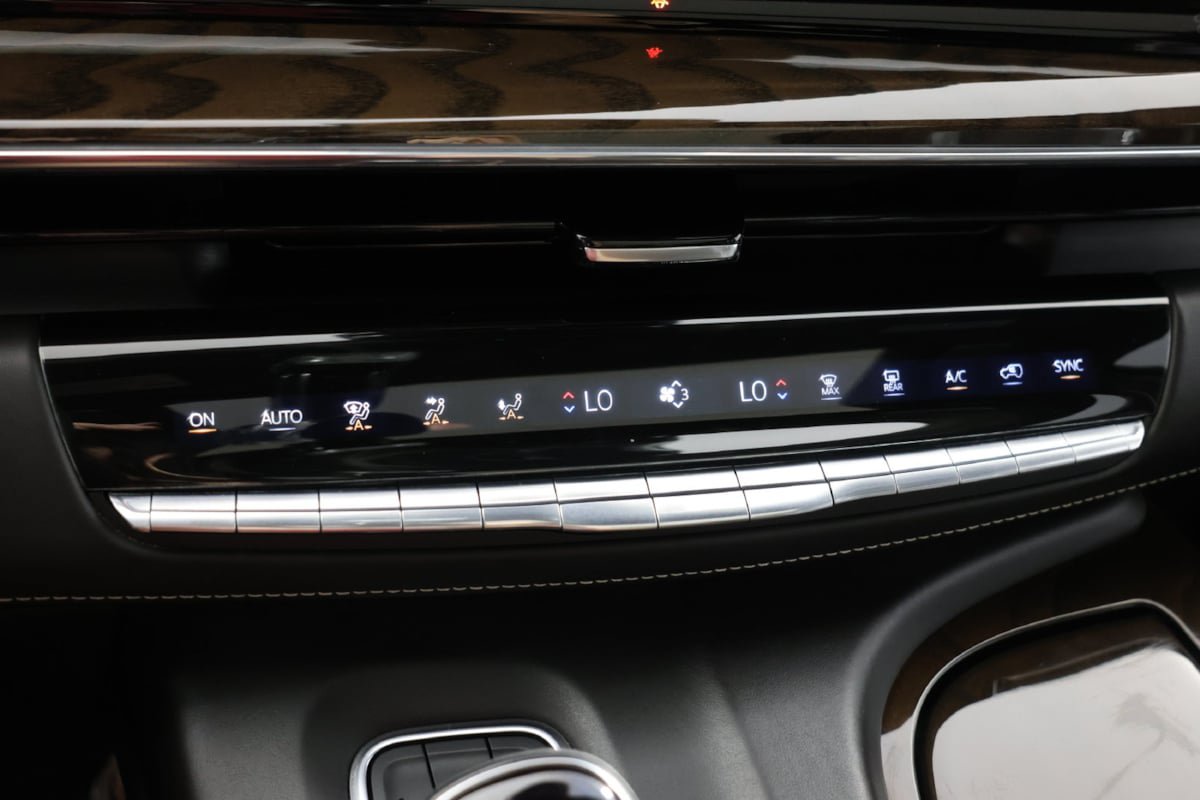 Used 2023 Cadillac Escalade ESV Sport Platinum w/ LPO, ONYX Package AWD/4WD image 33