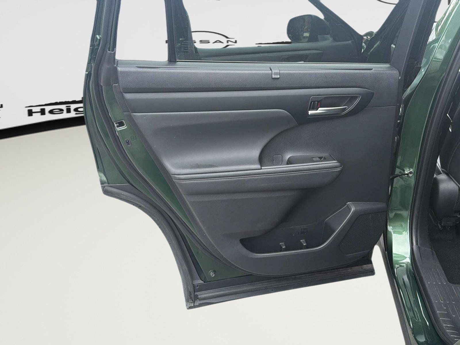 Used 2023 Toyota Highlander XLE AWD/4WD image 25