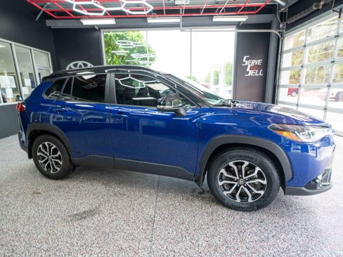 Used 2024 Toyota Corolla Cross AWD Hybrid w/ Moonroof Package image 5