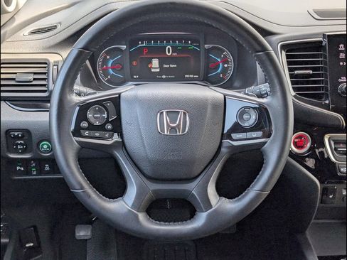 Used 2020 Honda Pilot Touring image 13