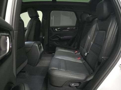 Used 2023 Porsche Cayenne w/ Premium Package AWD/4WD image 12