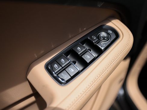 Certified 2025 Porsche Macan image 23