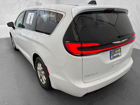 Used 2024 Chrysler Pacifica Touring-L FWD image 5