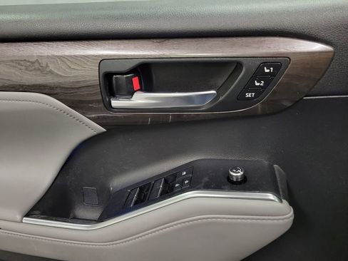 Used 2022 Toyota Highlander Platinum image 19
