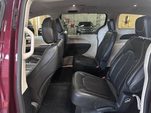Used 2023 Chrysler Pacifica Touring-L AWD/4WD image 8
