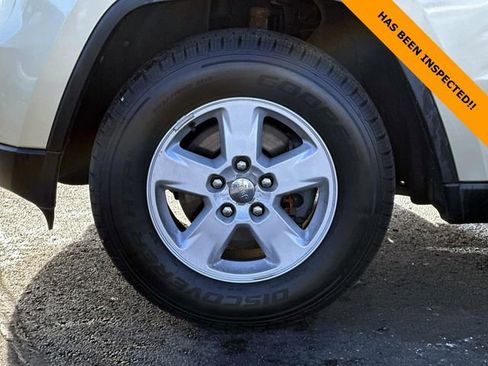 Used 2012 Jeep Grand Cherokee Laredo w/ Laredo E Group image 6