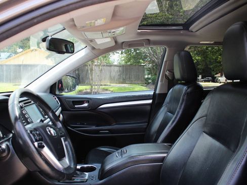 Used 2015 Toyota Highlander XLE FWD image 11