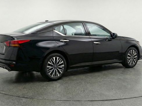 Used 2025 Nissan Altima 2.5 SV image 9