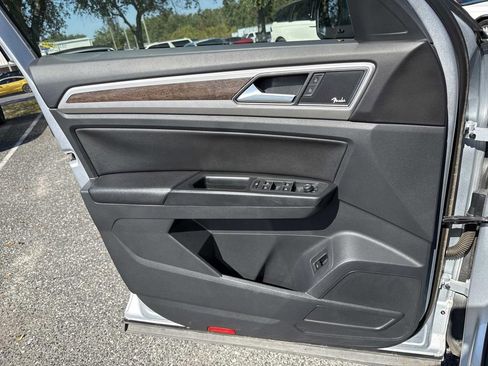 Used 2018 Volkswagen Atlas SEL Premium image 18