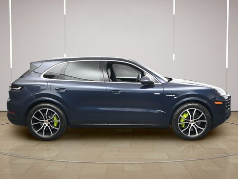 Certified 2025 Porsche Cayenne S AWD/4WD image 28