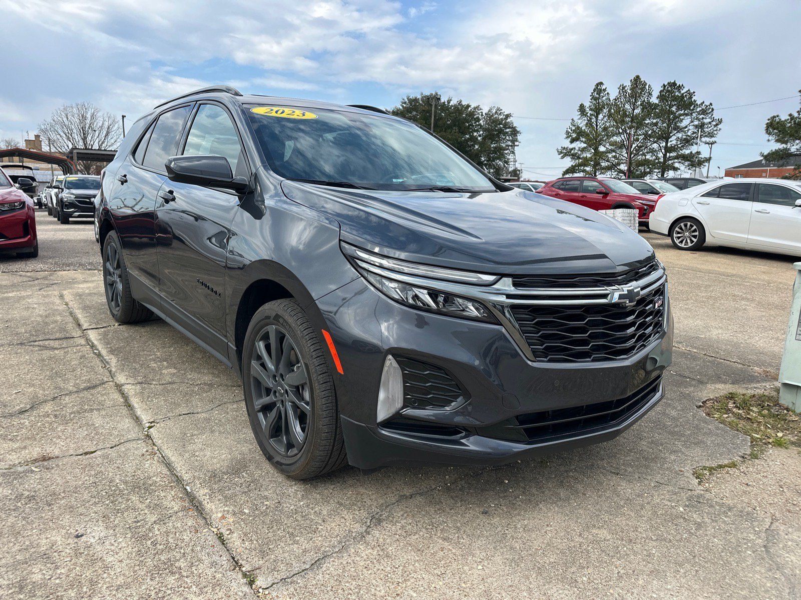 Used 2023 Chevrolet Equinox RS FWD image 2