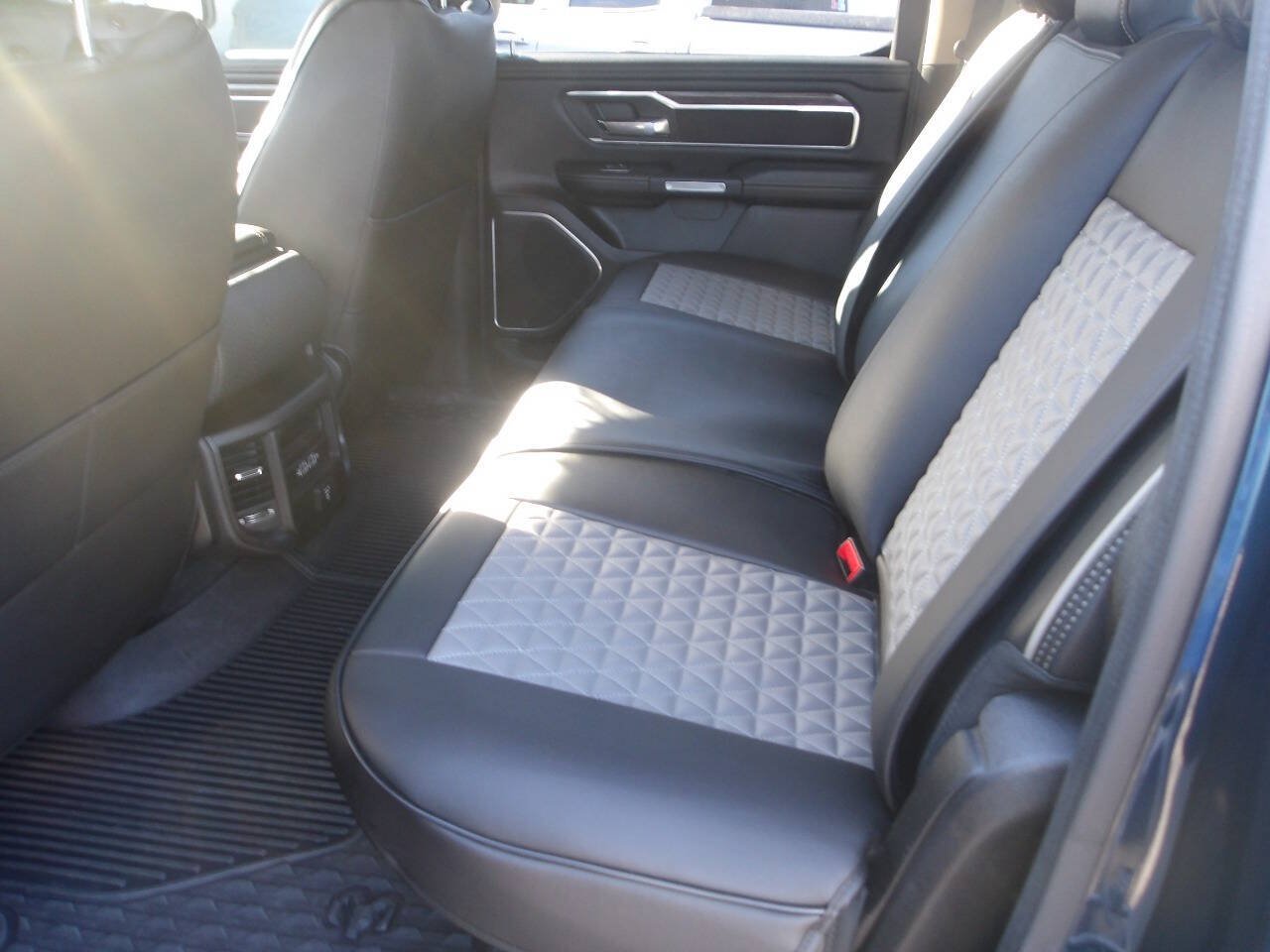 Used 2019 RAM 1500 Laramie AWD/4WD image 8