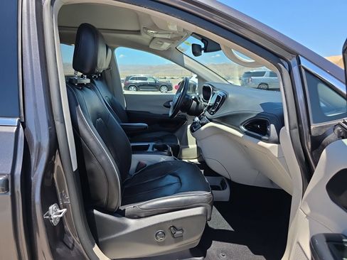 Used 2020 Chrysler Pacifica Limited FWD image 6