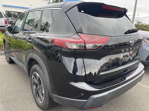 Used 2024 Nissan Rogue SV AWD/4WD image 3