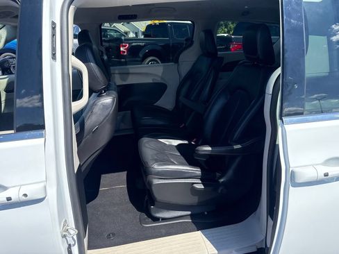 Used 2024 Chrysler Pacifica Limited FWD image 19