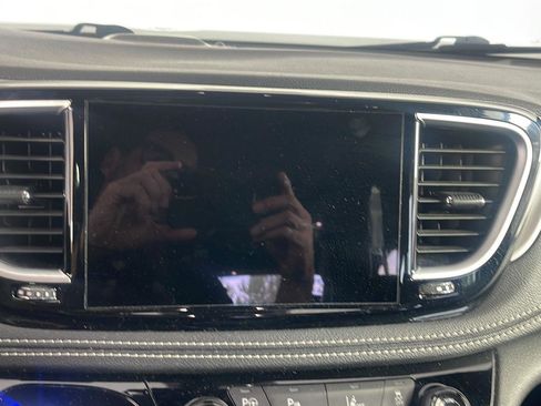 Used 2022 Chrysler Pacifica Limited w/ Uconnect Theater Family Group FWD image 20