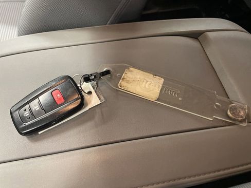 Used 2021 Toyota Highlander L AWD/4WD image 25