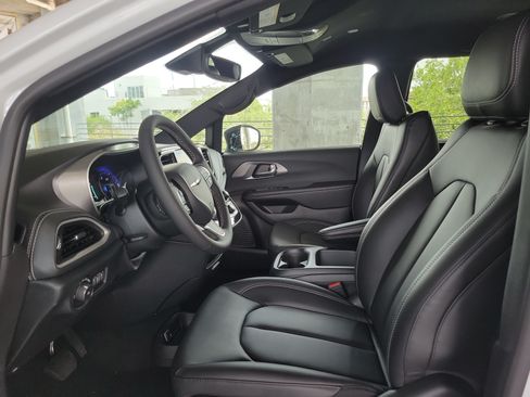 New 2026 Chrysler Pacifica Select FWD image 17
