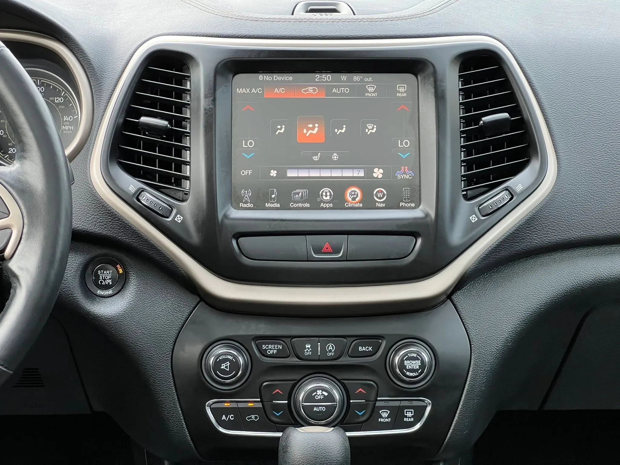 Used 2016 Jeep Cherokee Latitude w/ Comfort/Convenience Group AWD/4WD image 25