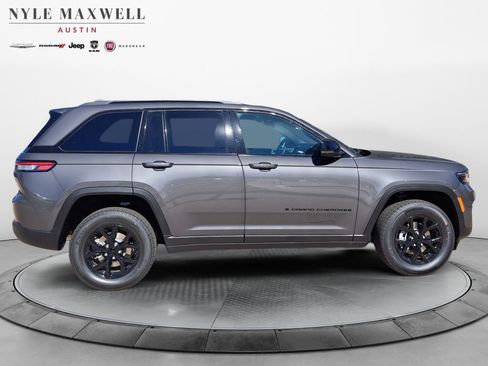 New 2025 Jeep Grand Cherokee Altitude image 17