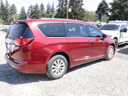 Used 2017 Chrysler Pacifica Touring-L FWD image 3