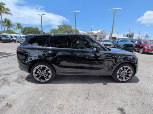 Used 2025 Land Rover Range Rover Sport SE AWD/4WD image 4