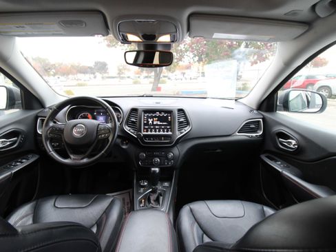 Used 2019 Jeep Cherokee Trailhawk image 32