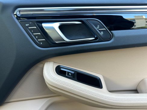 Certified 2025 Porsche Macan AWD/4WD image 19