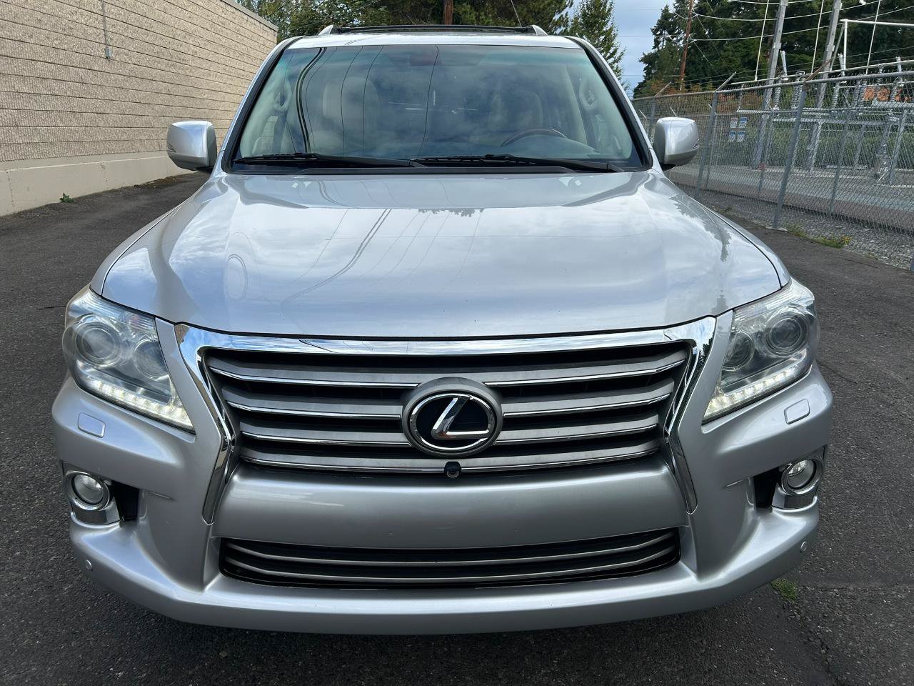 Used 2013 Lexus LX 570 4WD w/ Luxury Pkg image 2