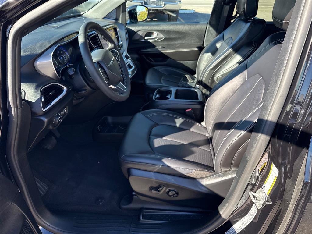 Used 2026 Chrysler Pacifica Select FWD image 9